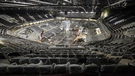 Interior del Roig Arena durante su última fase de construcción.