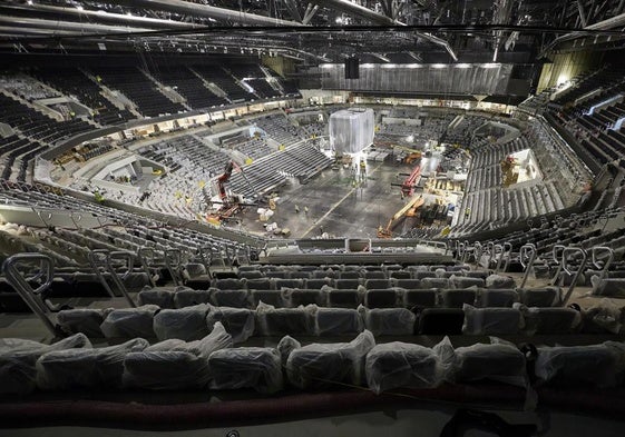 Interior del Roig Arena durante su última fase de construcción.