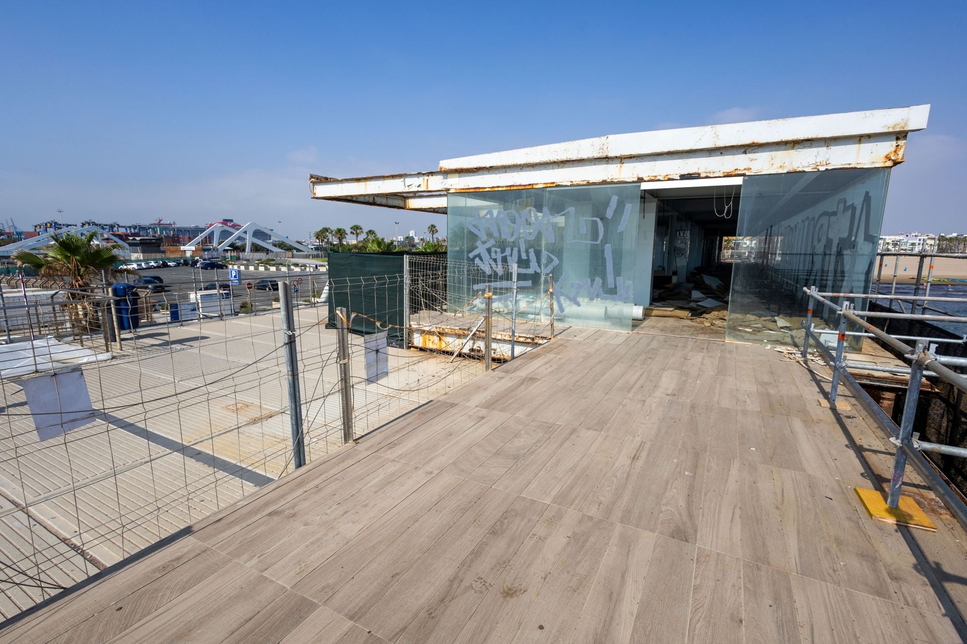 De restaurante de lujo en la Marina a chatarra sobre las olas