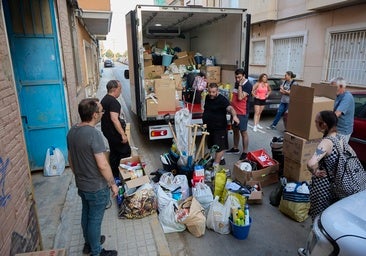 Voluntarios de la zona cero de la dana cargan un camión para ayudar en la riada de Aragón.