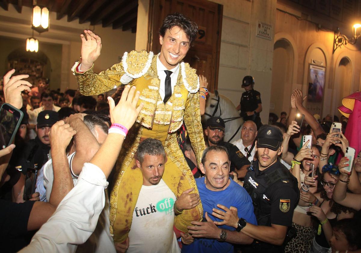 Roca Rey enardece al público de Alicante y abre la puerta grande