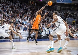 Montero inicia un ataque del Valencia Basket con un pase por encima de Tavares.