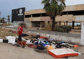 Uno de los migrantes busca sus pertenencias entre los enseres tirados junto a la nave abandonada de Aldaia donde pernoctaba.