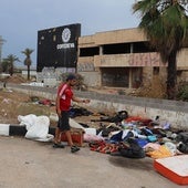 Uno de los migrantes busca sus pertenencias entre los enseres tirados junto a la nave abandonada de Aldaia donde pernoctaba.