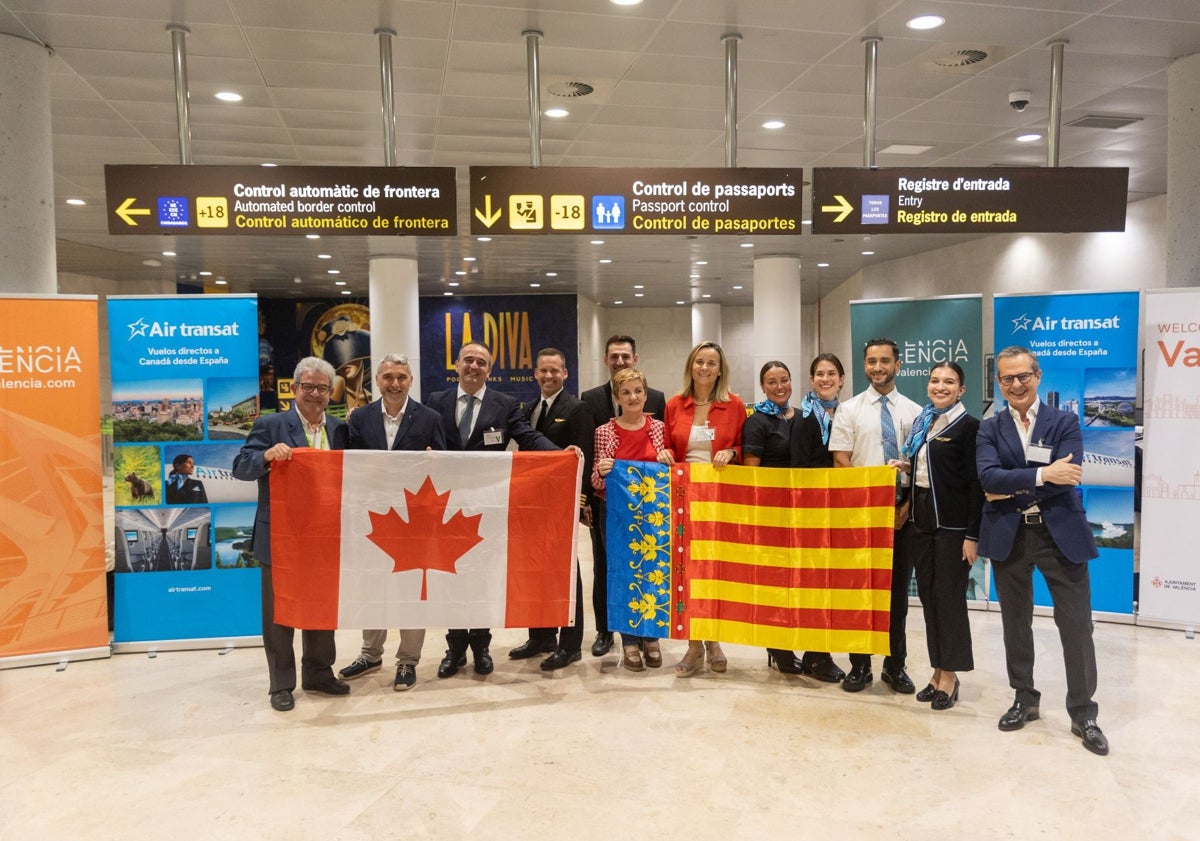 Imagen principal - Arriba, foto de familia de las autoridades con la tripulación. Abajo, el piloto saluda tras el aterrizaje.