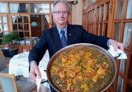 Anselmo Barrón con su paella valenciana.