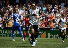 Hugo Duro, durante un partido con el Valencia de esta última temporada.