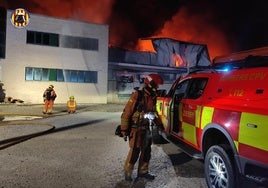 Bomberos trabajando en el lugar del suceso.