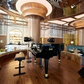 Lobby del hotel, presidido por un piano de cola.