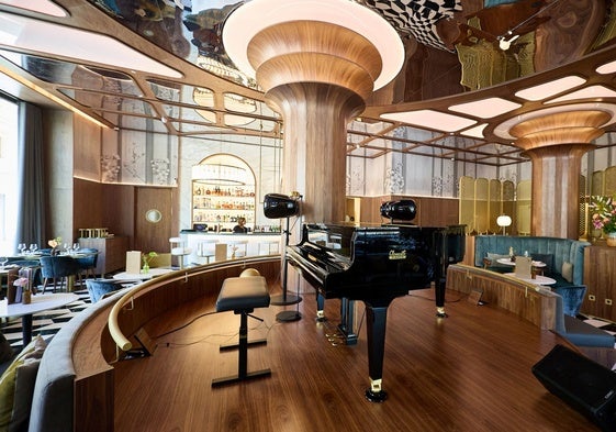 Lobby del hotel, presidido por un piano de cola.