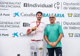 Marc, pilotari de Monserrat posa feliz tras la ganar la final de escala i corda de individual.