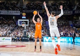 Nate Reuvers, ante Mario Hezonja.