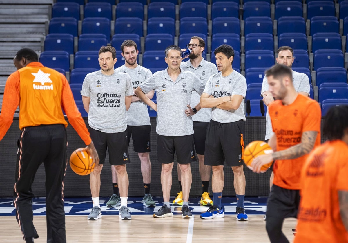 El cuerpo técnico del Valencia Basket observa el entrenamiento de este domingo.