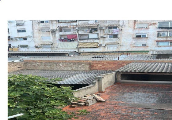 Tejado desde el que se precipitaron los dos menores al ceder la uralita.