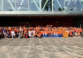 La afición taronja antes de salir hacia Madrid.