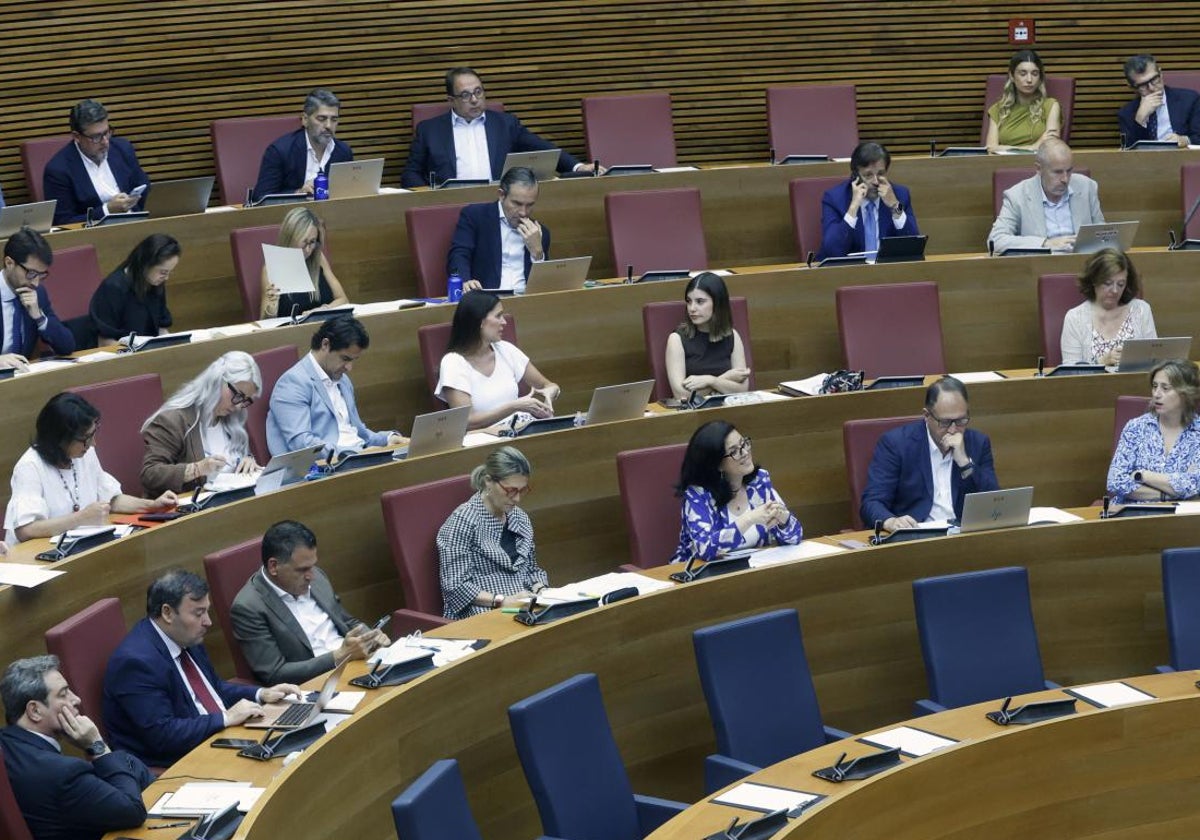 Bancada de Vox y PP en Les Corts.