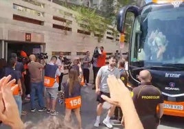 Cánticos para recibir al Valencia Basket antes de la final de la ACB