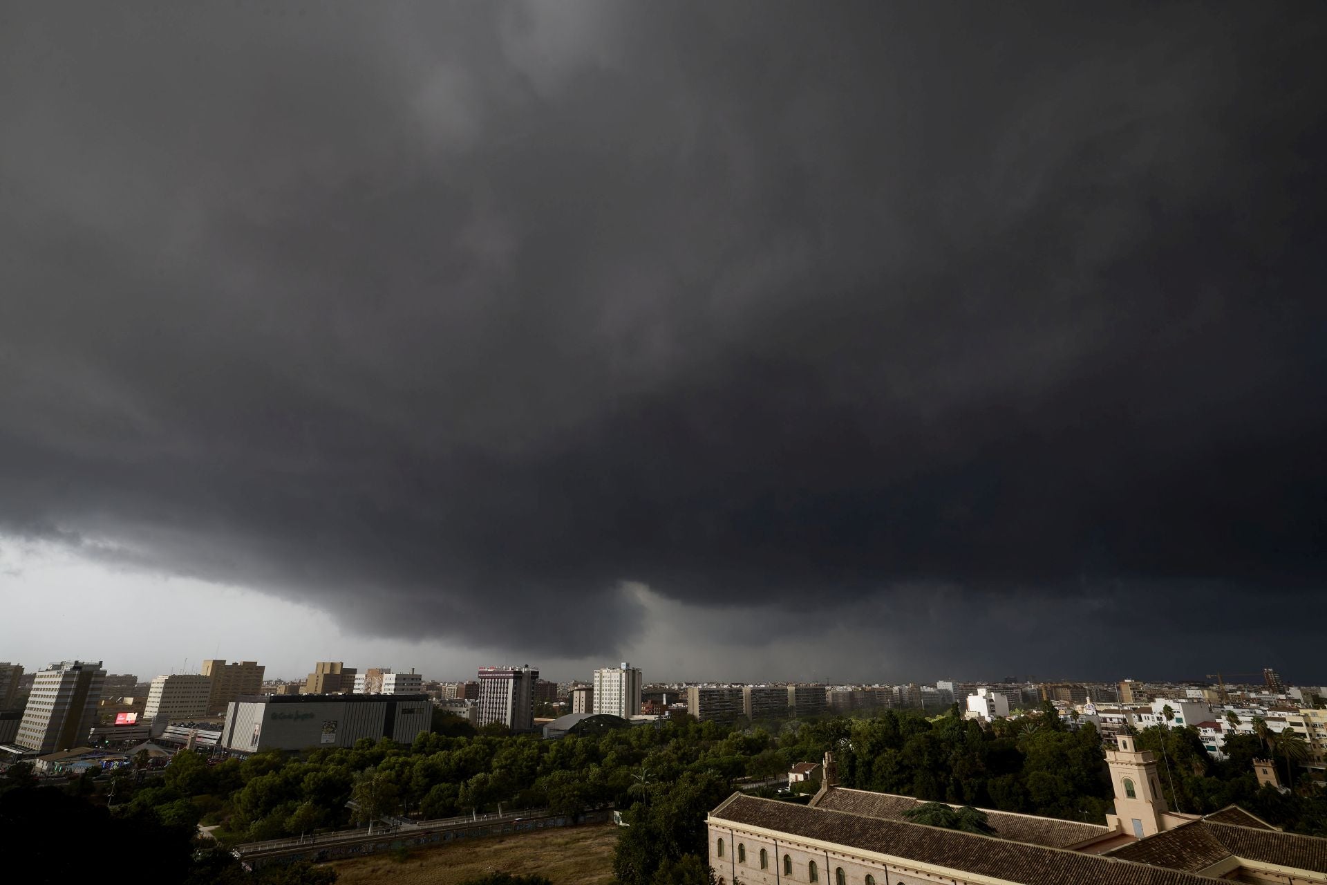 Las tormentas descargan con fuerza y granizo en Valencia y Castellón