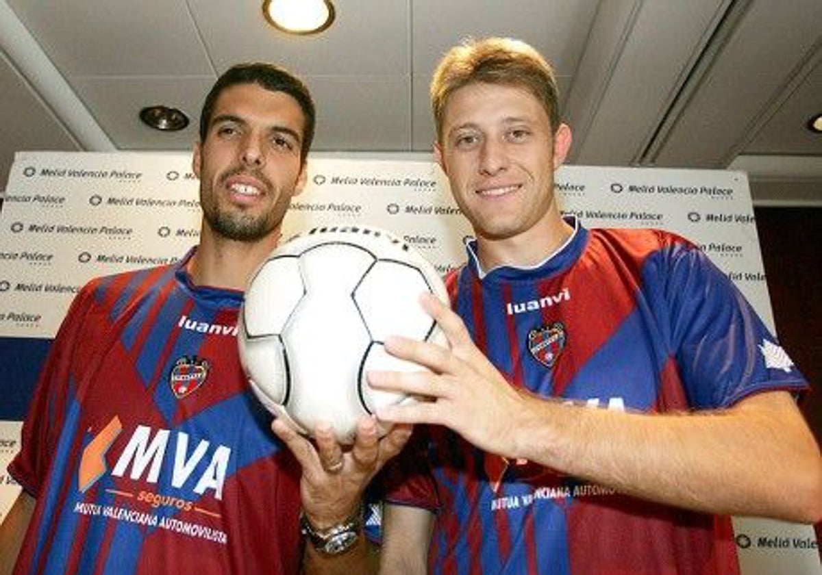 Celestini, a la izquierda, junto a Manchev el día de su presentación como granota.