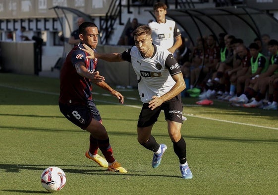 Ángel Algobia y Alberto Marí, durante el amistoso entre Levante y Valencia del pasado verano.