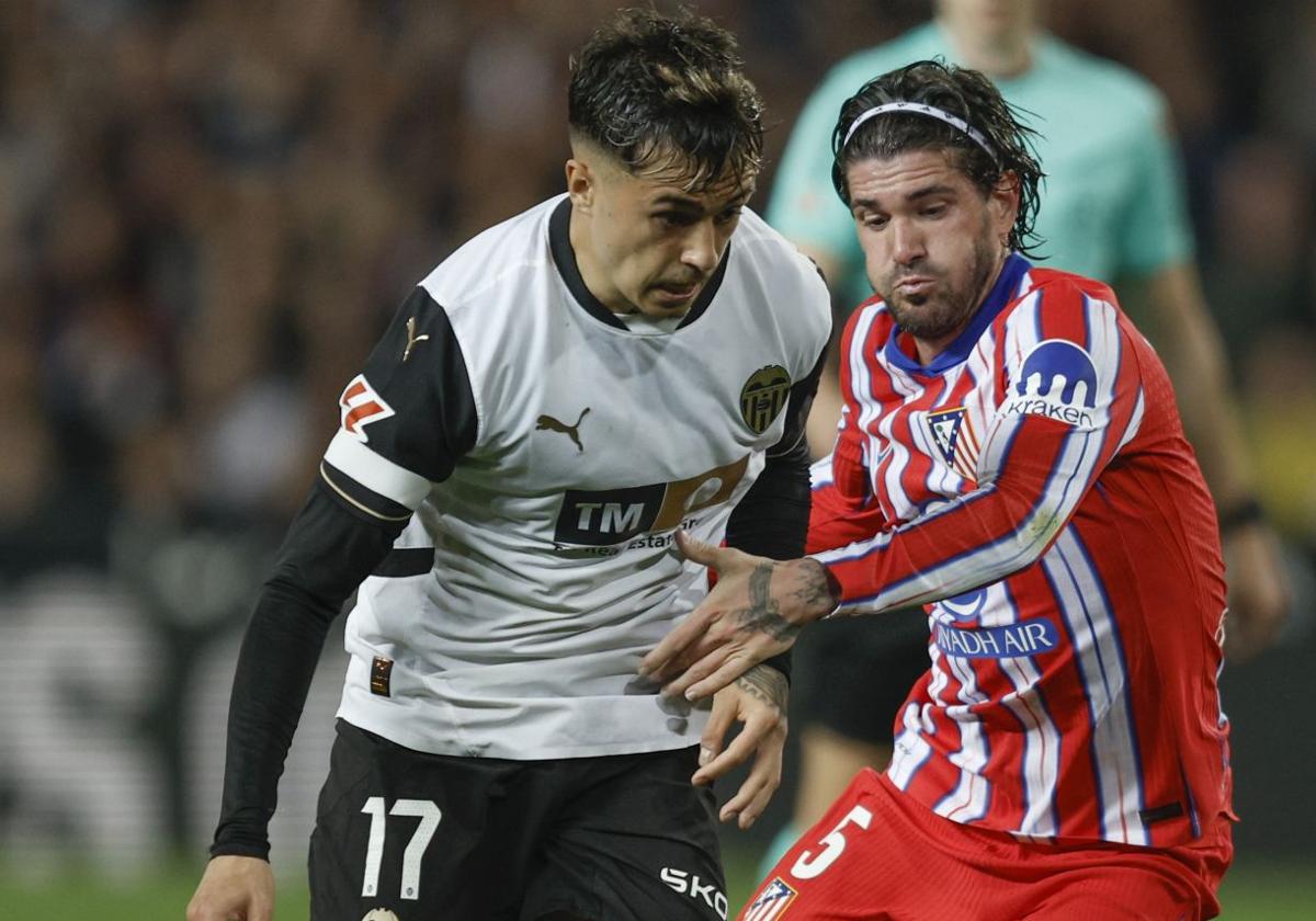 Iván Jaime, ante Rodrigo de Paul.
