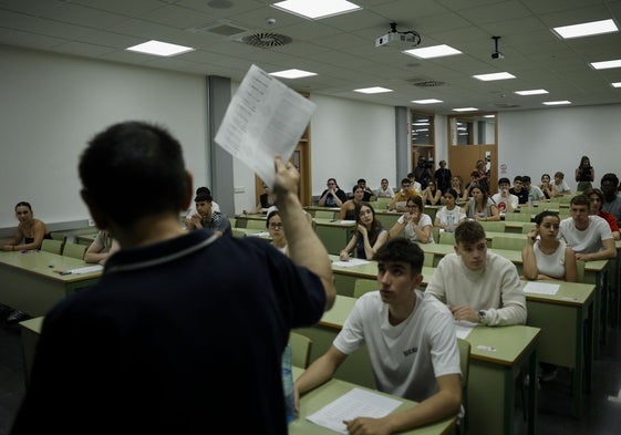 Los alumnos, antes de iniciar el examen de la PAU en Valencia.