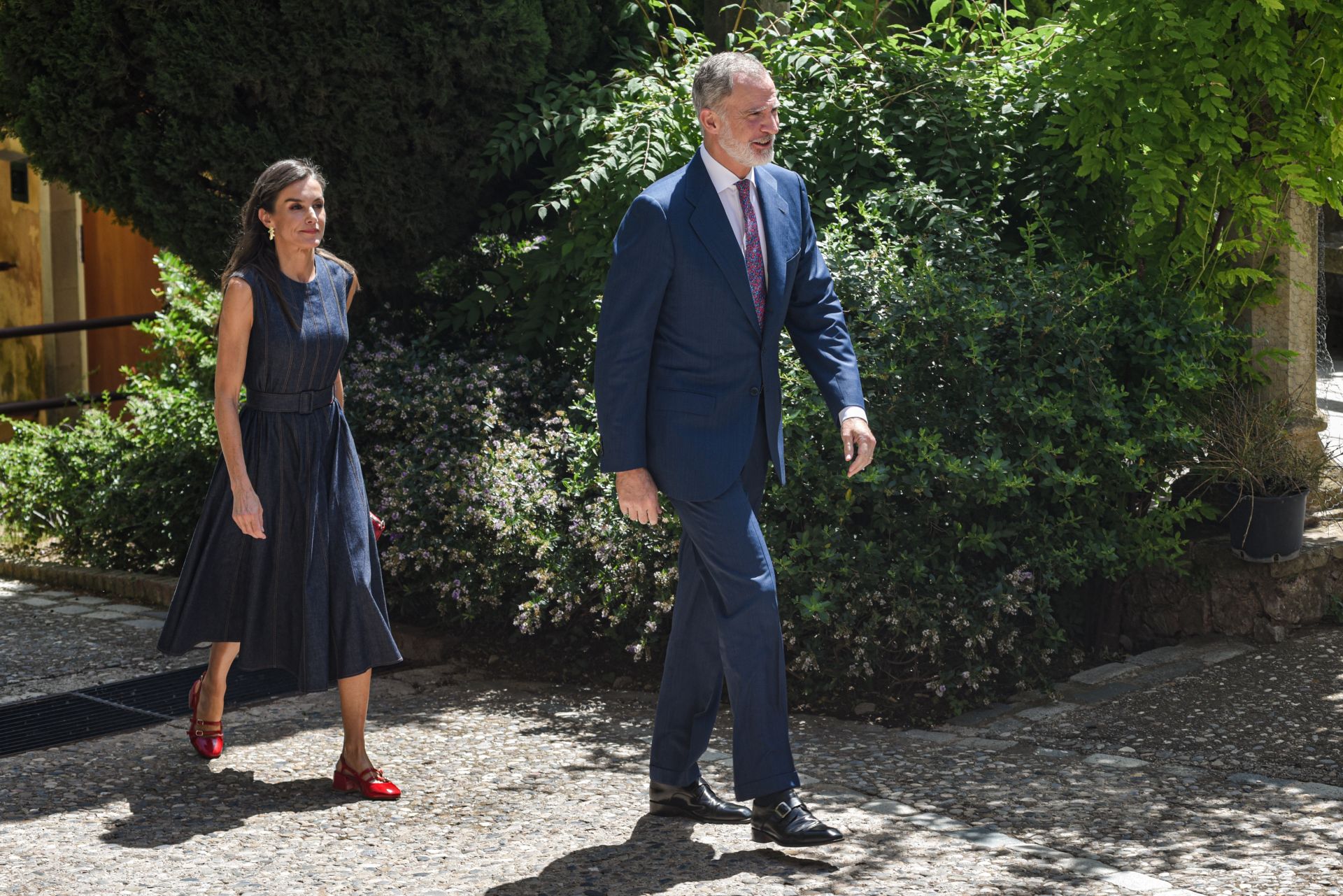 El look perfecto de Letizia para este verano: vestido denim y zapatos rojos