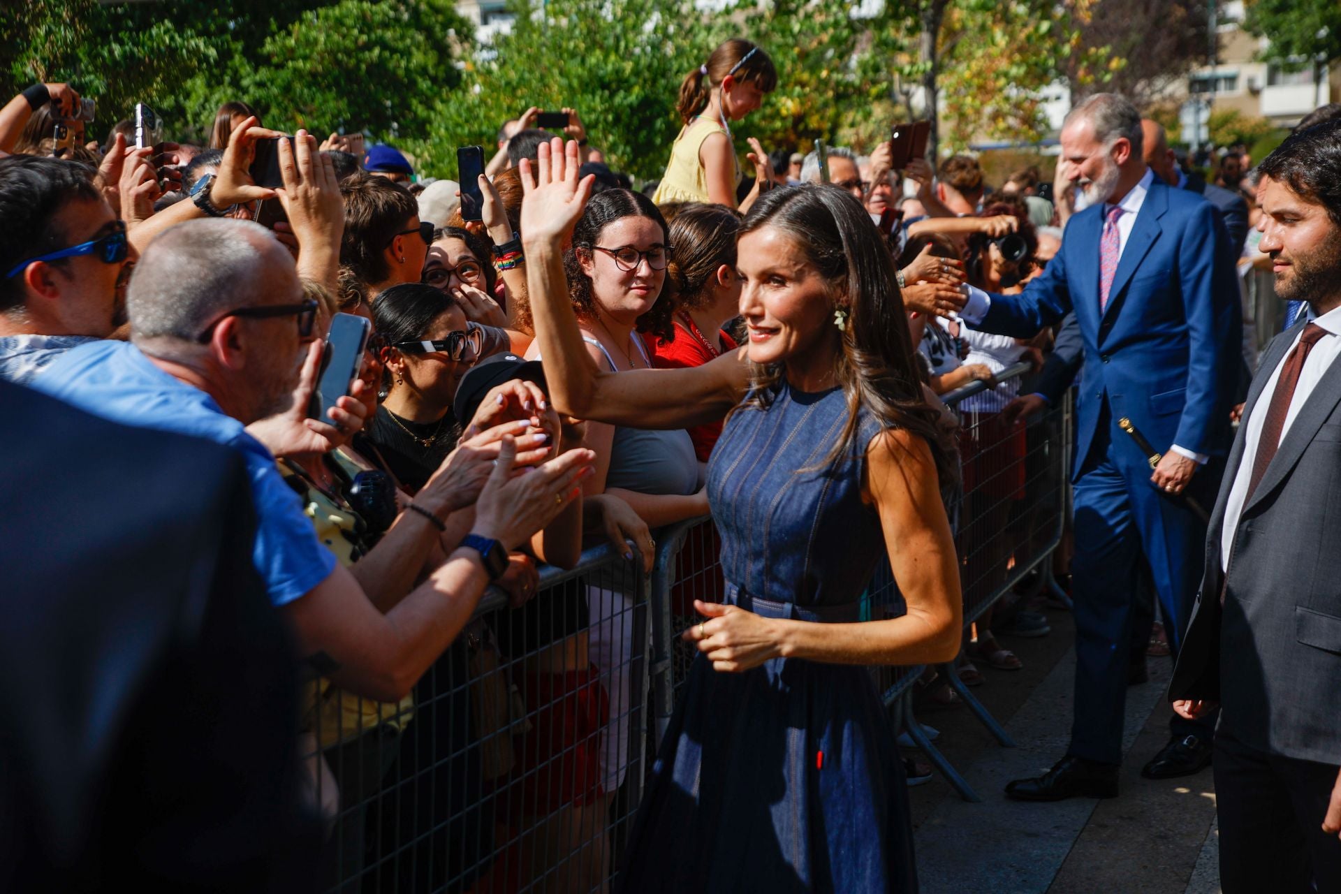 El look perfecto de Letizia para este verano: vestido denim y zapatos rojos