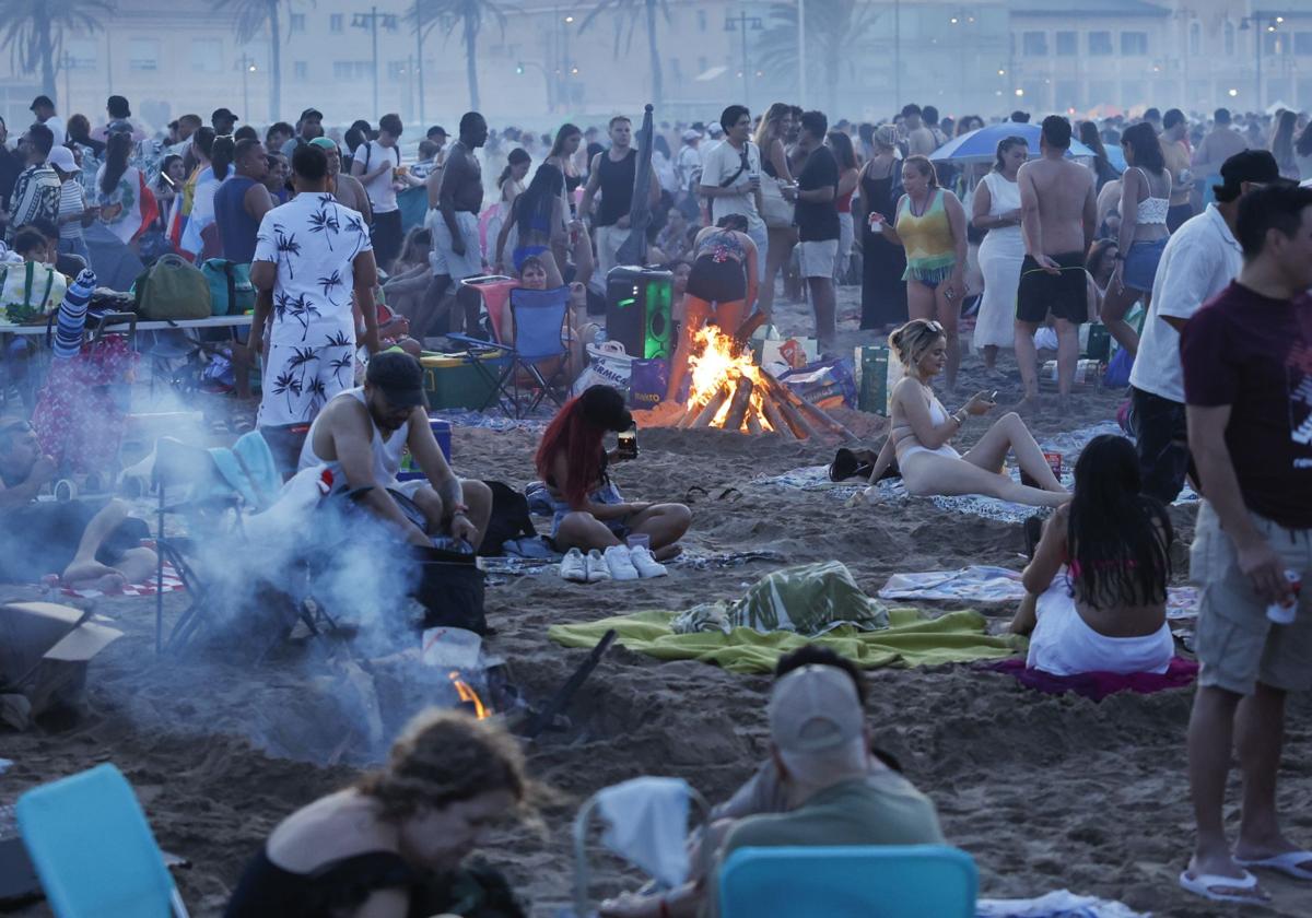 FOTOS | Noche de San Juan en las playas de Valencia