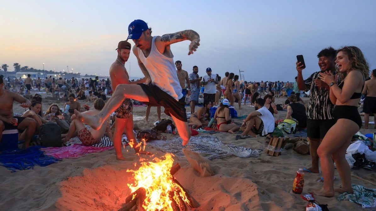 Un joven salta la hoguera, una tradición en la noche de San Juan.