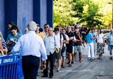 Largas colas por abonarse al Levante de Primera