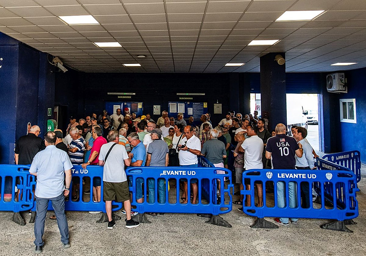 La afición del Levante acudió presencialmente este lunes a renovar sus abonos.