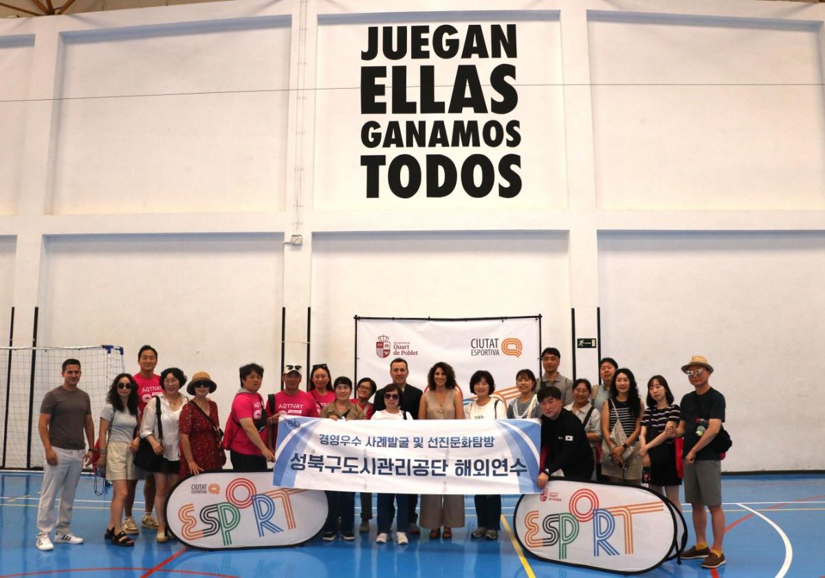 La alcaldesa, Cristina Mora, con la delegación surcoreana.
