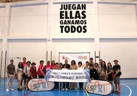 La alcaldesa, Cristina Mora, con la delegación surcoreana.