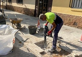 Un operario trabaja en la vía pública.