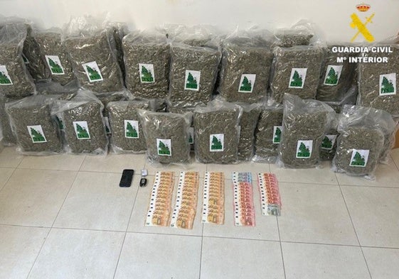 Droga, dinero y el teléfono requisado por la Guardia Civil.