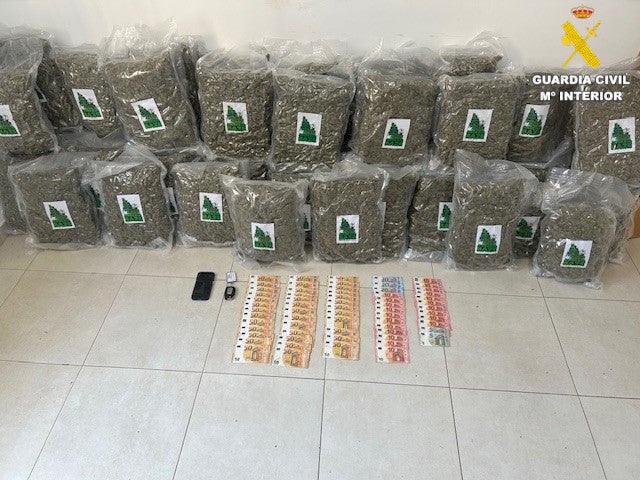 Droga, dinero y el teléfono requisado por la Guardia Civil.