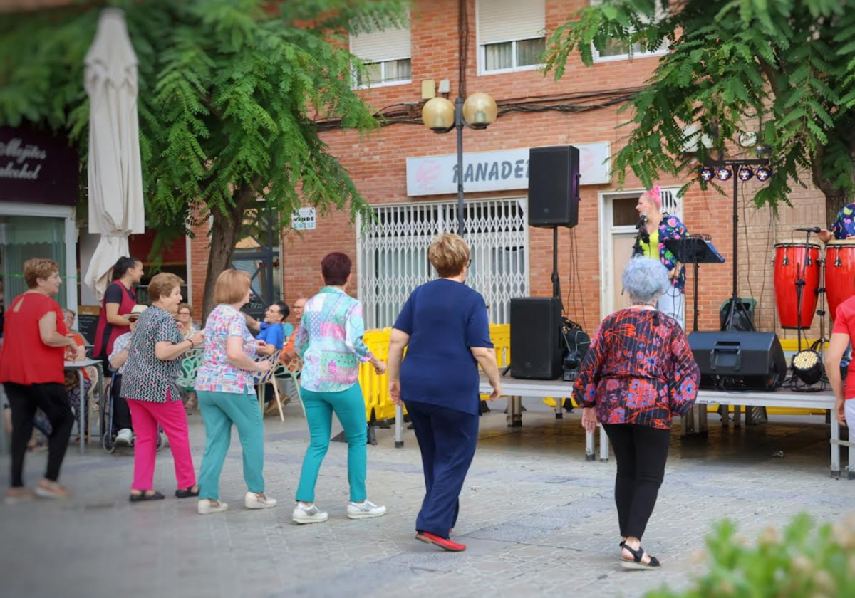 Onda amplía la oferta de ocio entre sus mayores con el ciclo 'Vesprades de balls' en la Plaza España
