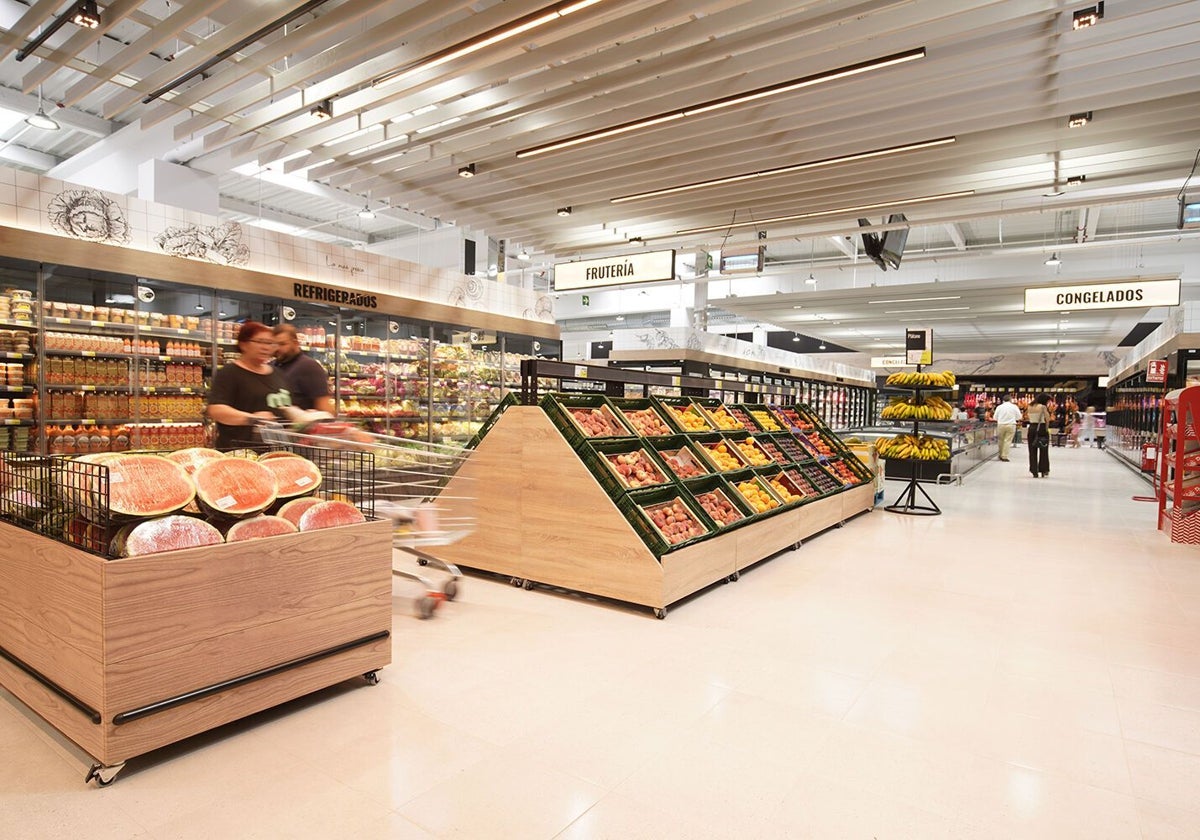 Interior de un hipermercado de Family Cash.