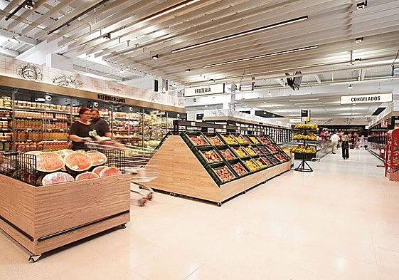 Interior de un hipermercado de Family Cash.