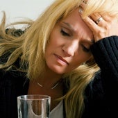 Mujer se resiente de la migraña, imagen de archivo.