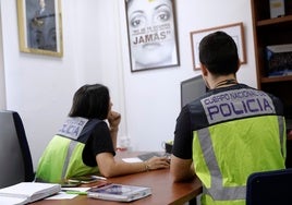 Dos policías especializados en la investigación de delitos sexuales.