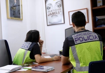 Dos policías especializados en la investigación de delitos sexuales.