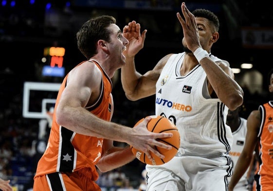 Nate Reuvers, ante Edy Tavares.