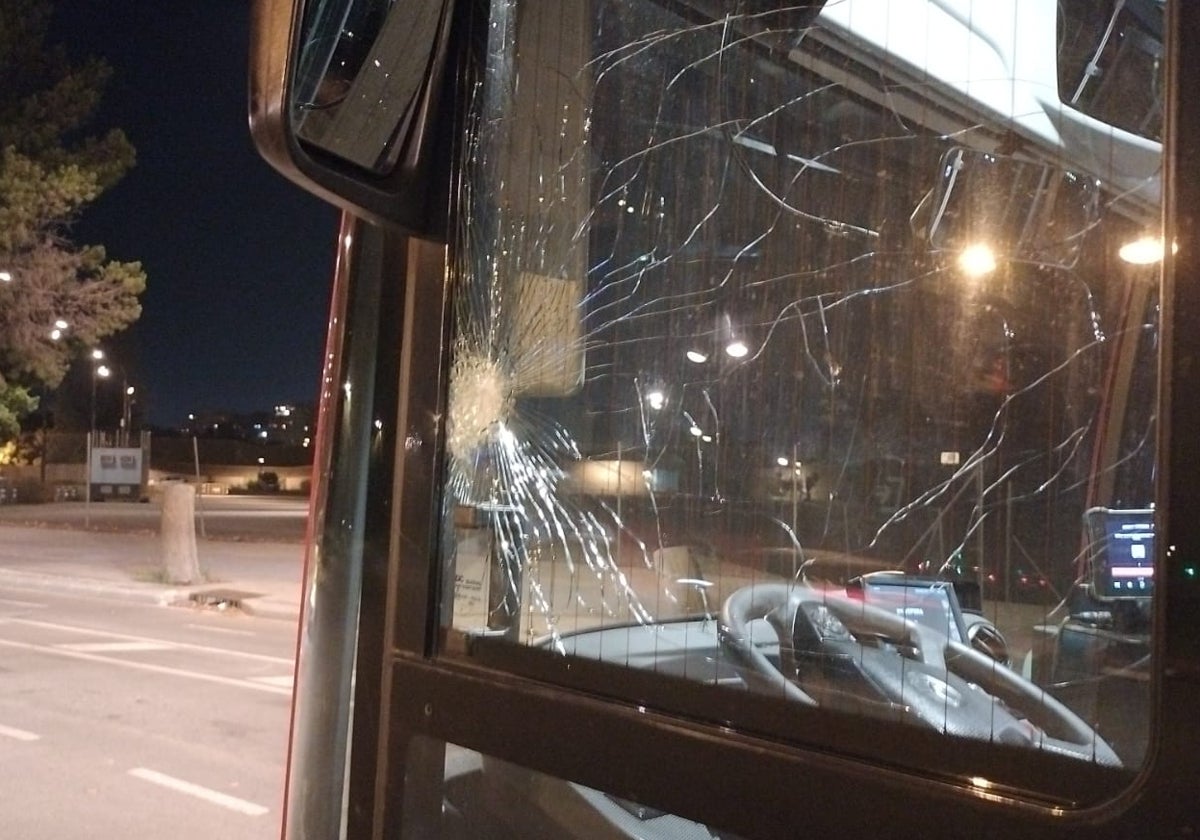 La luna fracturada del autobús de la EMT.