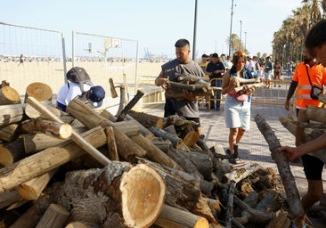Los usuarios recogen madera y otros tantos esperan en la cola.