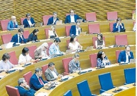 Bancada de Vox y PP en Les Corts.