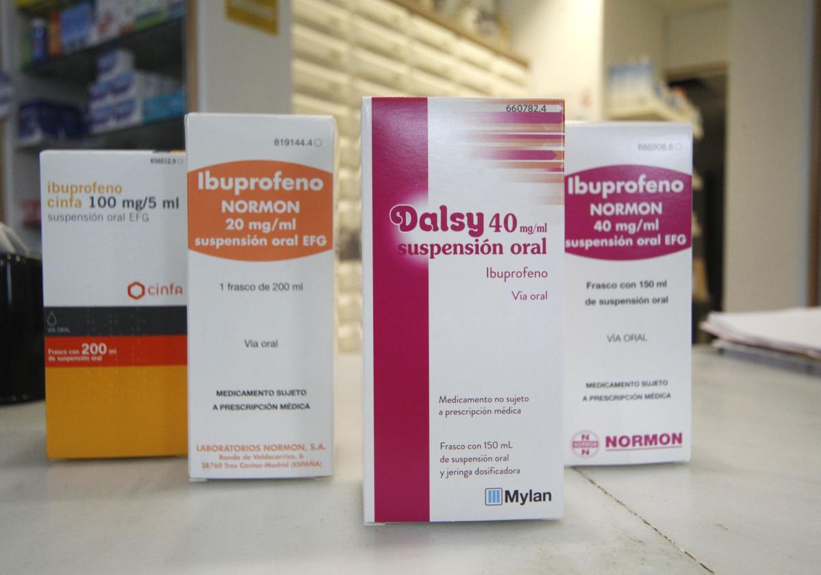 Un envase de Dalsy junto a cajas de paracetamol e ibuprofeno.