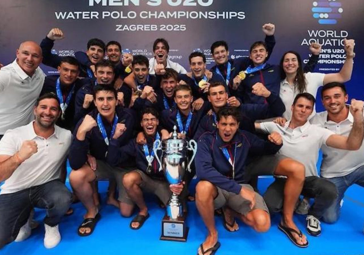 La selección española de waterpolo sub-20 celebra el título.