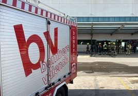 Bomberos este lunes en el hospital La Fe.